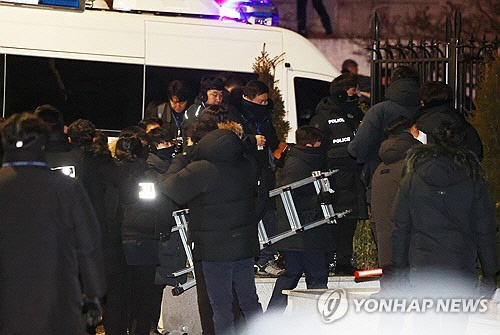 고위공직자범죄수사처(공수처)와 경찰이 윤석열 대통령에 대한 2차 체포영장 집행에 나선 15일 서울 용산구 한남동 대통령 관저 입구에서 경찰 병력이 사다리를 들고 이동하고 있다.  [연합뉴스]